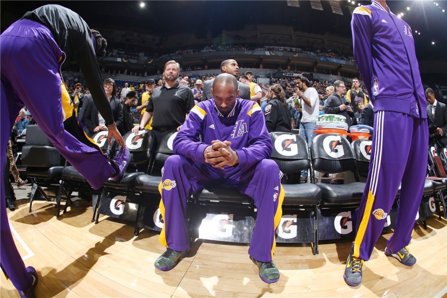 球迷比赛期间骂尤文踢得太烂，斯帕莱蒂回击：你们想怎样？（球迷观赛怒斥尤文表现糟糕，斯帕莱蒂反问：你们还想怎样？）