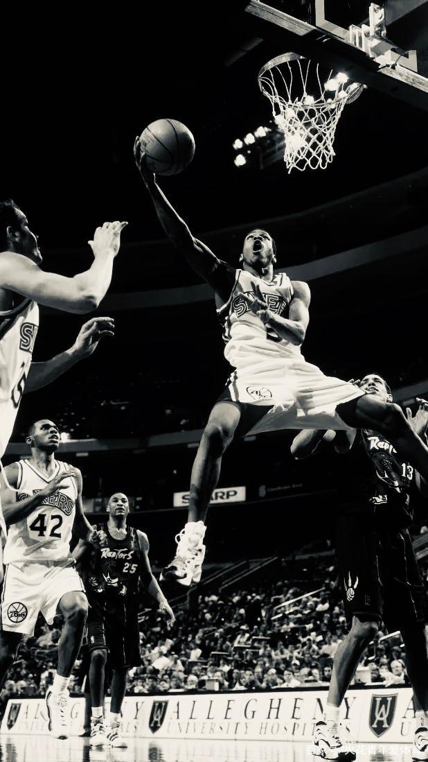 随着AC米兰3-2大逆转，意甲最新积分榜出炉：榜首易主+前三重洗牌（AC米兰3-2逆转，意甲新积分榜出炉：榜首易位，前三重排）