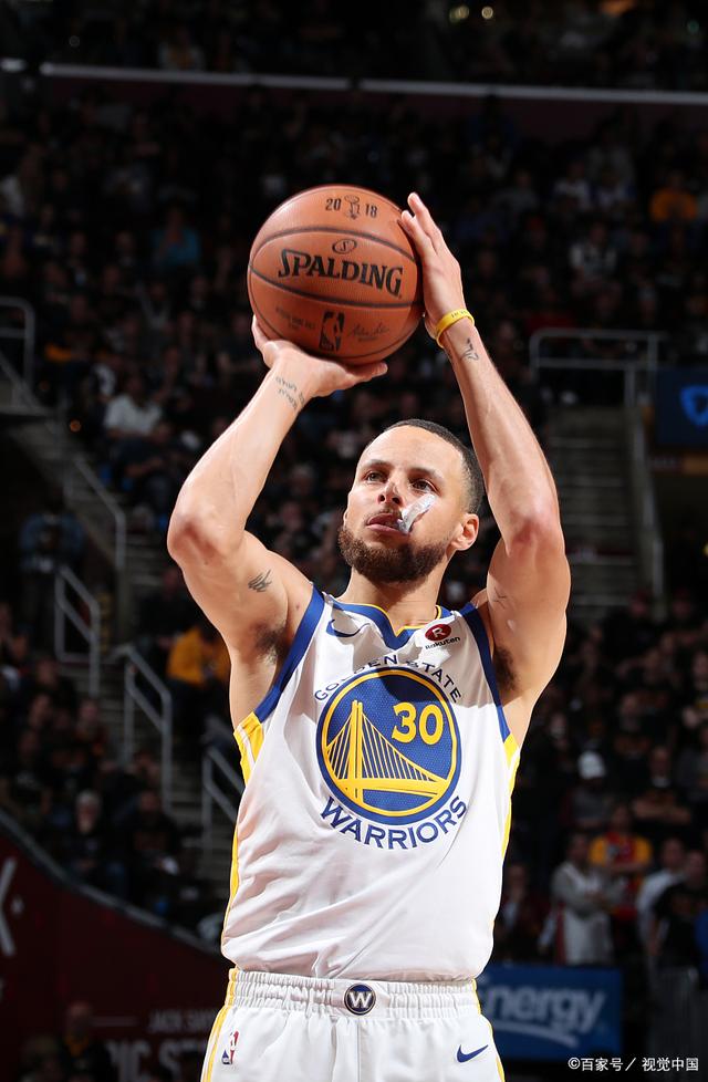 足球英超历史第2000场比赛达成（英超联赛迎来历史第2000场比赛）