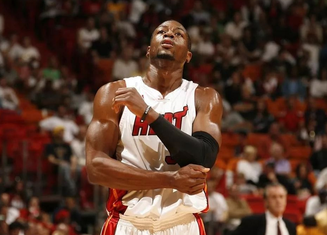 斯洛特：我已经让萨拉赫知道他不会参赛，这是我们唯一的交流（斯洛特：我只告知萨拉赫将不会出场，除此之外未再沟通）