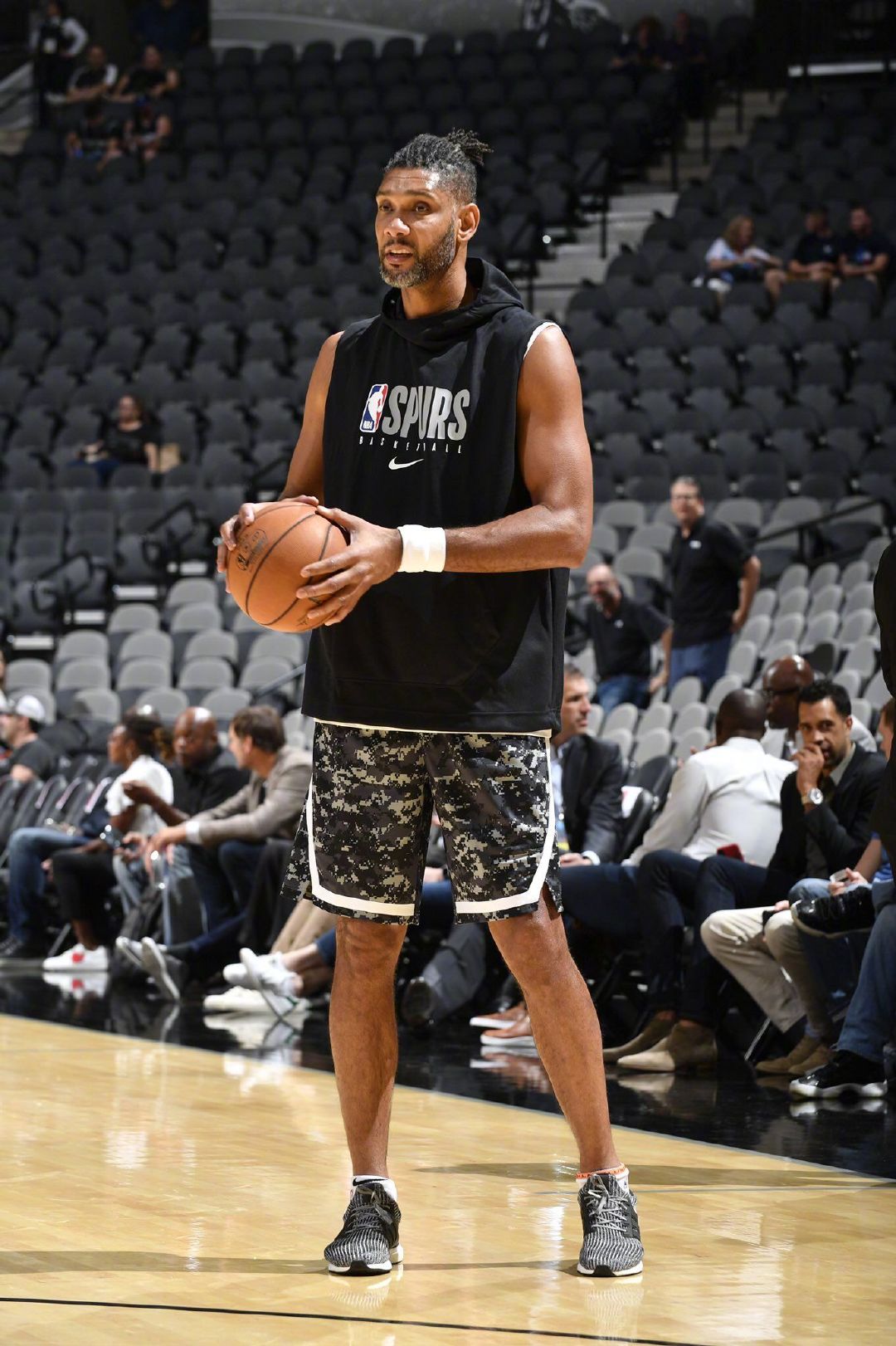 维蒂尼亚是第九位欧冠对英格兰球队戴帽球员，也是葡萄牙首人（维蒂尼亚成欧冠对英格兰队第9位上演帽子戏法者，葡萄牙第一人）