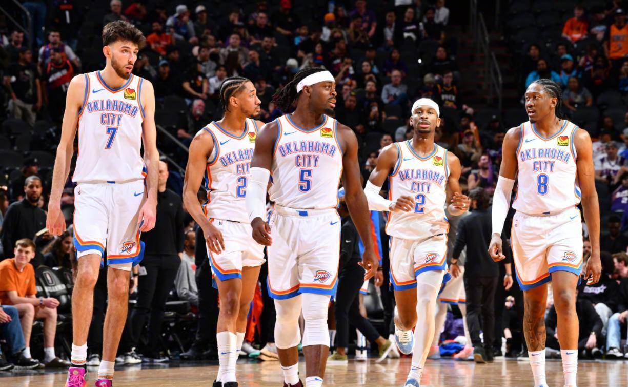 从手足无措到游刃有余，齐达内在公园学着踢毽子（齐达内公园练踢毽子：从手忙脚乱到驾轻就熟）