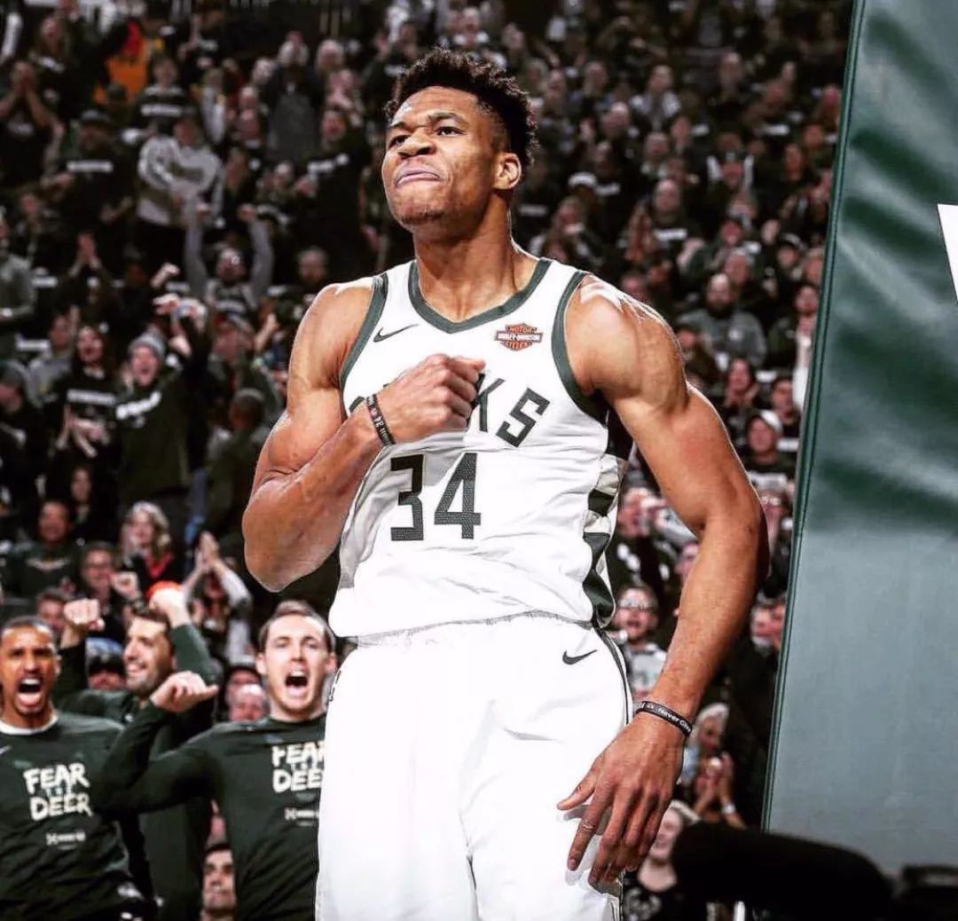 米体：齐沃将全队关在更衣室训话了数分钟，并批评了所有球员（米体：齐沃在更衣室对全队训话数分钟，严厉批评全体球员）